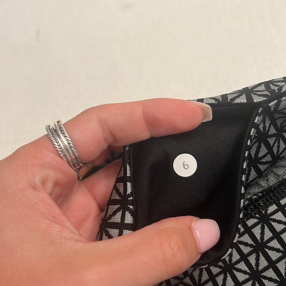 3. Lululemon Wunder Under Pant *Full-On Luon
Tri Geo Silver Spoon Black - Picture 5 of 6